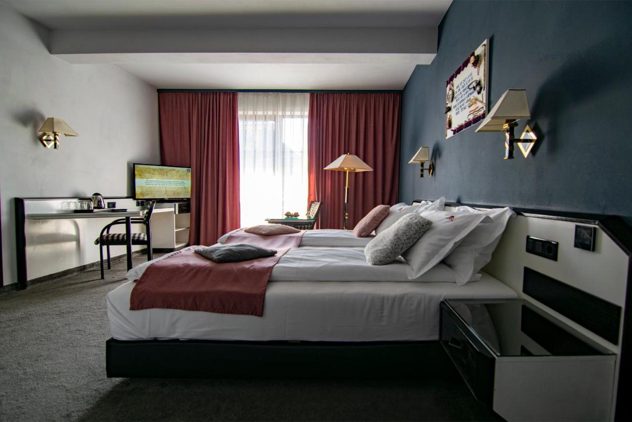 La Conacul Vesel Hotel Săpînţa Eksteriør billede