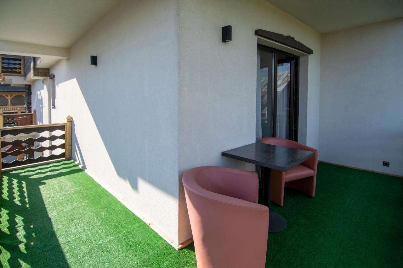 La Conacul Vesel Hotel Săpînţa Eksteriør billede
