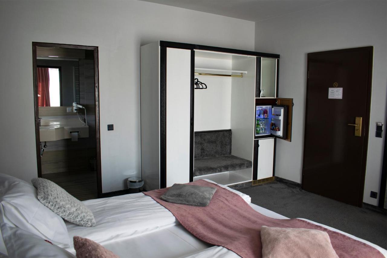 La Conacul Vesel Hotel Săpînţa Eksteriør billede