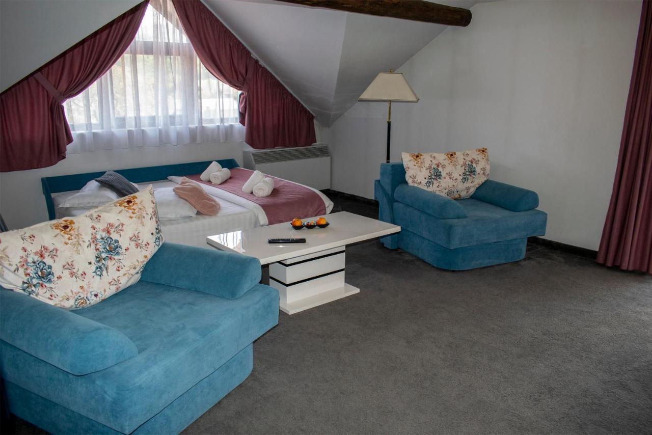 La Conacul Vesel Hotel Săpînţa Eksteriør billede