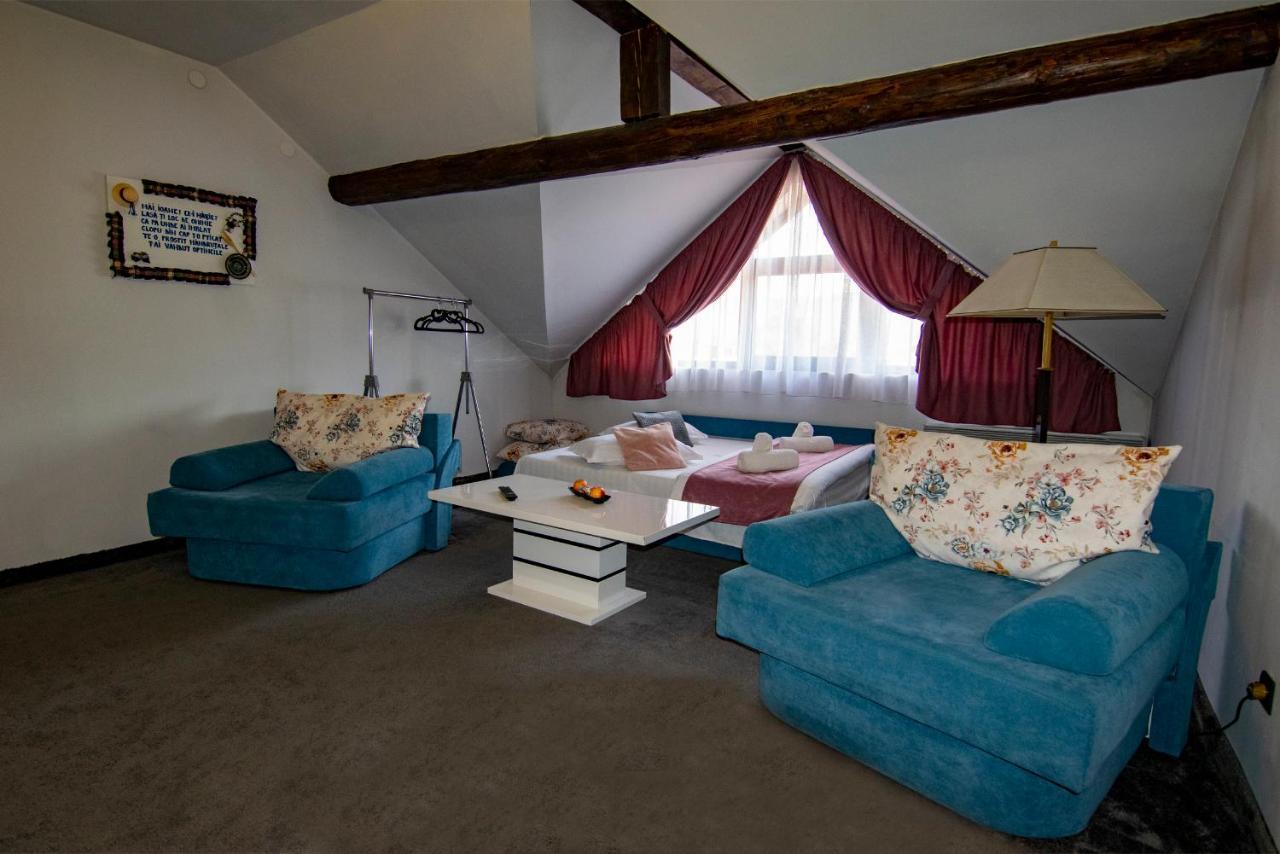 La Conacul Vesel Hotel Săpînţa Eksteriør billede