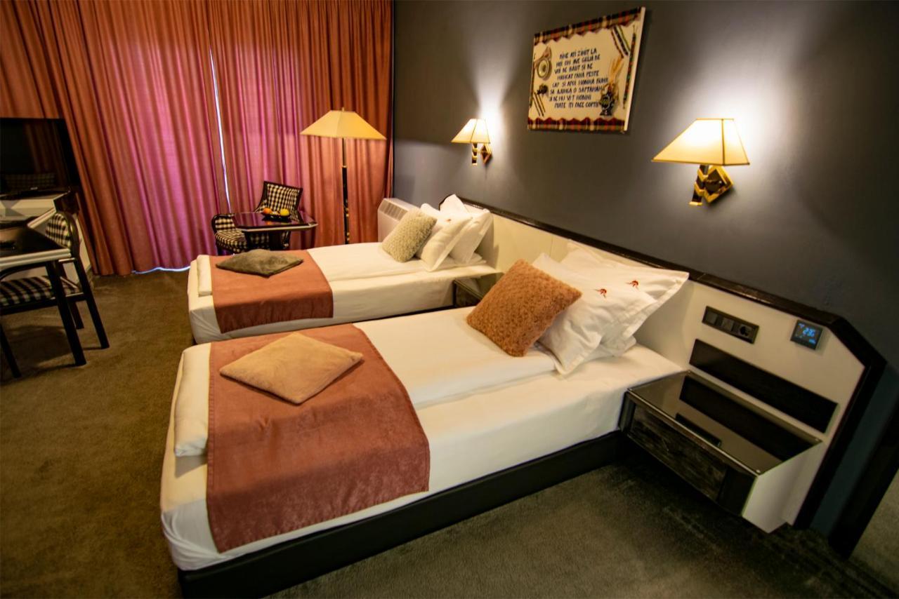 La Conacul Vesel Hotel Săpînţa Eksteriør billede