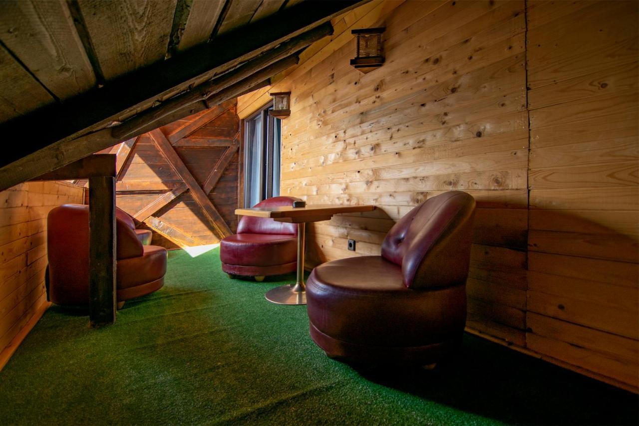 La Conacul Vesel Hotel Săpînţa Eksteriør billede