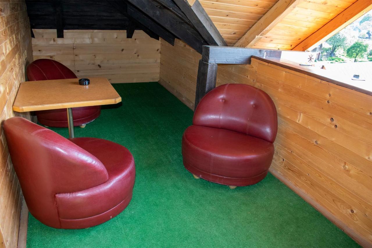 La Conacul Vesel Hotel Săpînţa Eksteriør billede