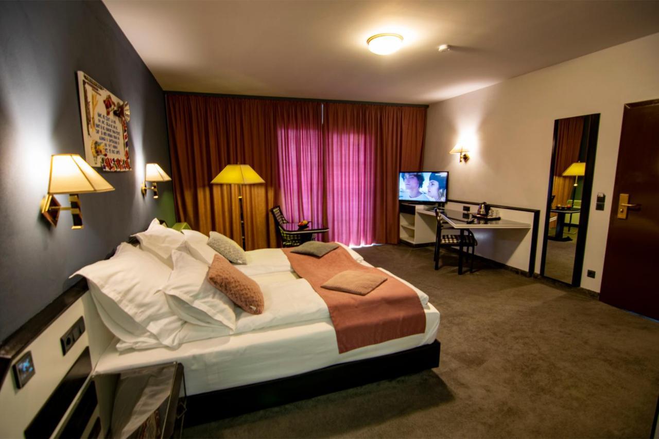 La Conacul Vesel Hotel Săpînţa Eksteriør billede