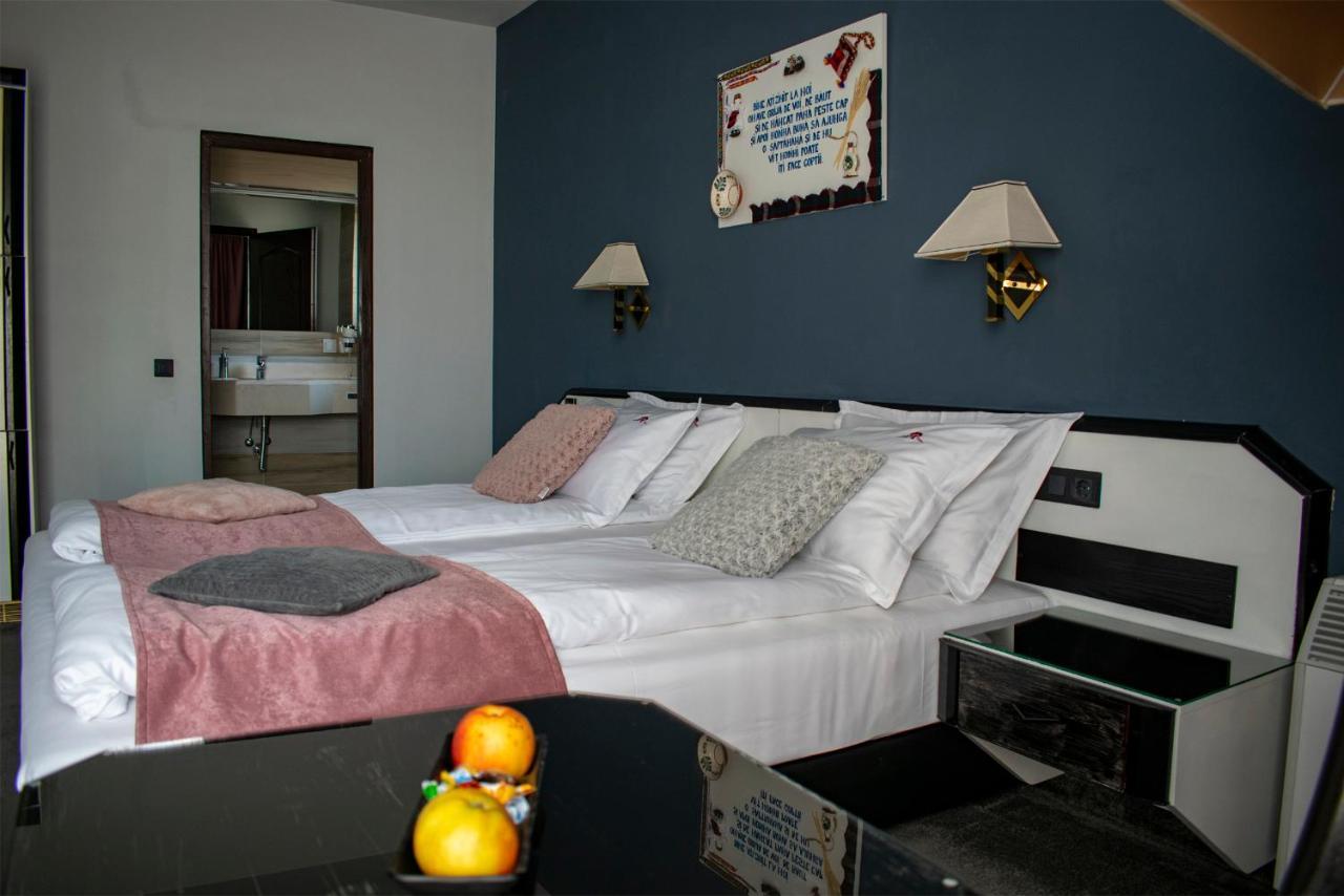 La Conacul Vesel Hotel Săpînţa Eksteriør billede