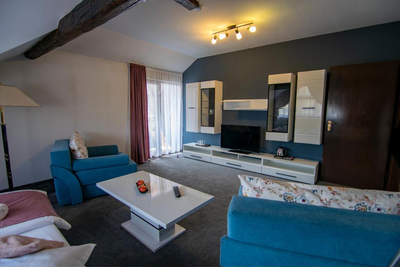 La Conacul Vesel Hotel Săpînţa Eksteriør billede