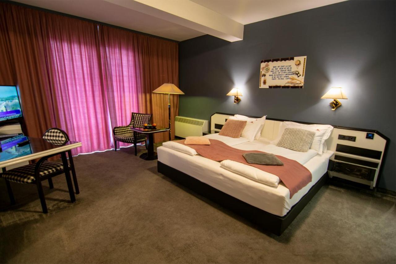 La Conacul Vesel Hotel Săpînţa Eksteriør billede