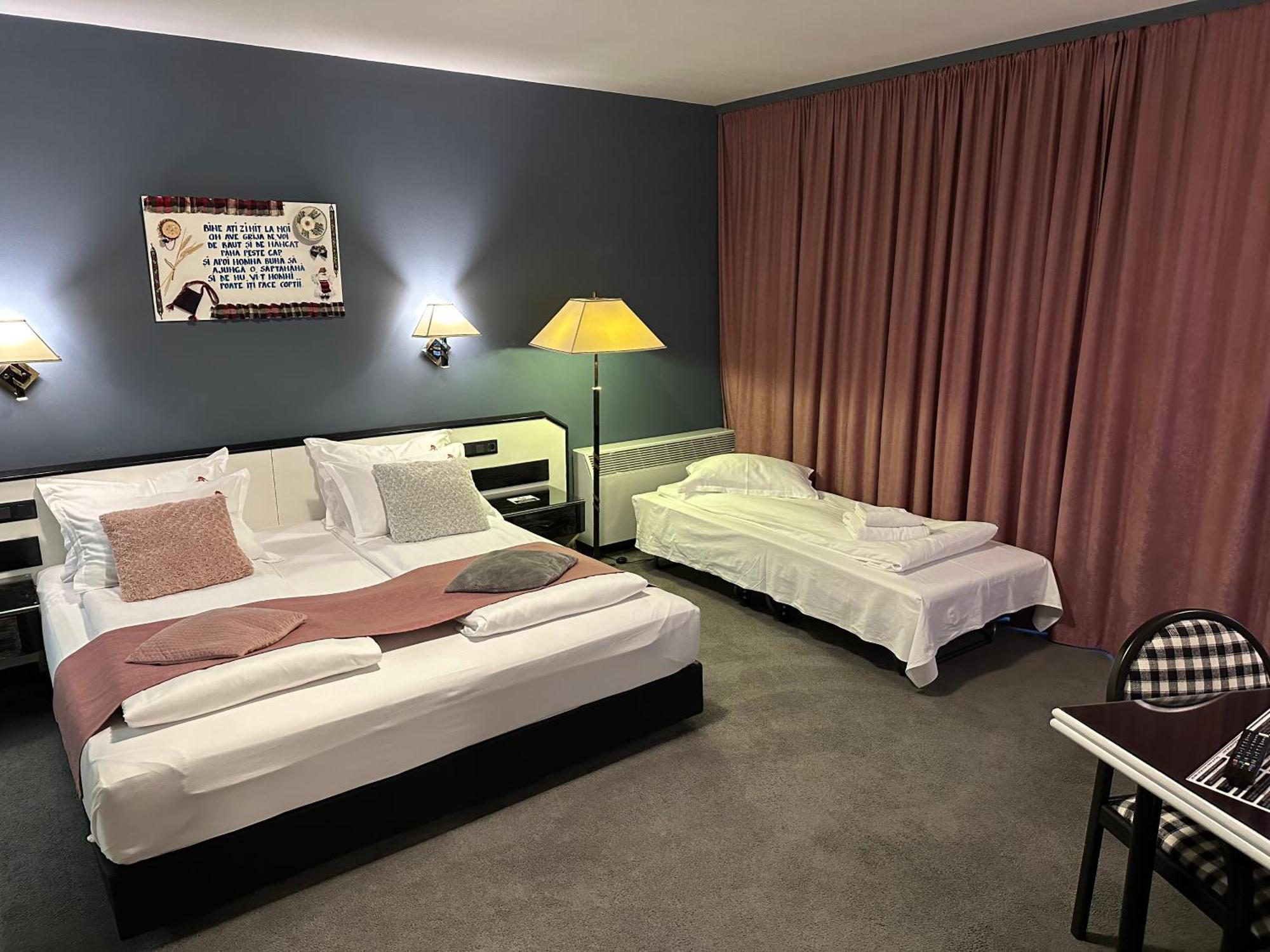 La Conacul Vesel Hotel Săpînţa Eksteriør billede