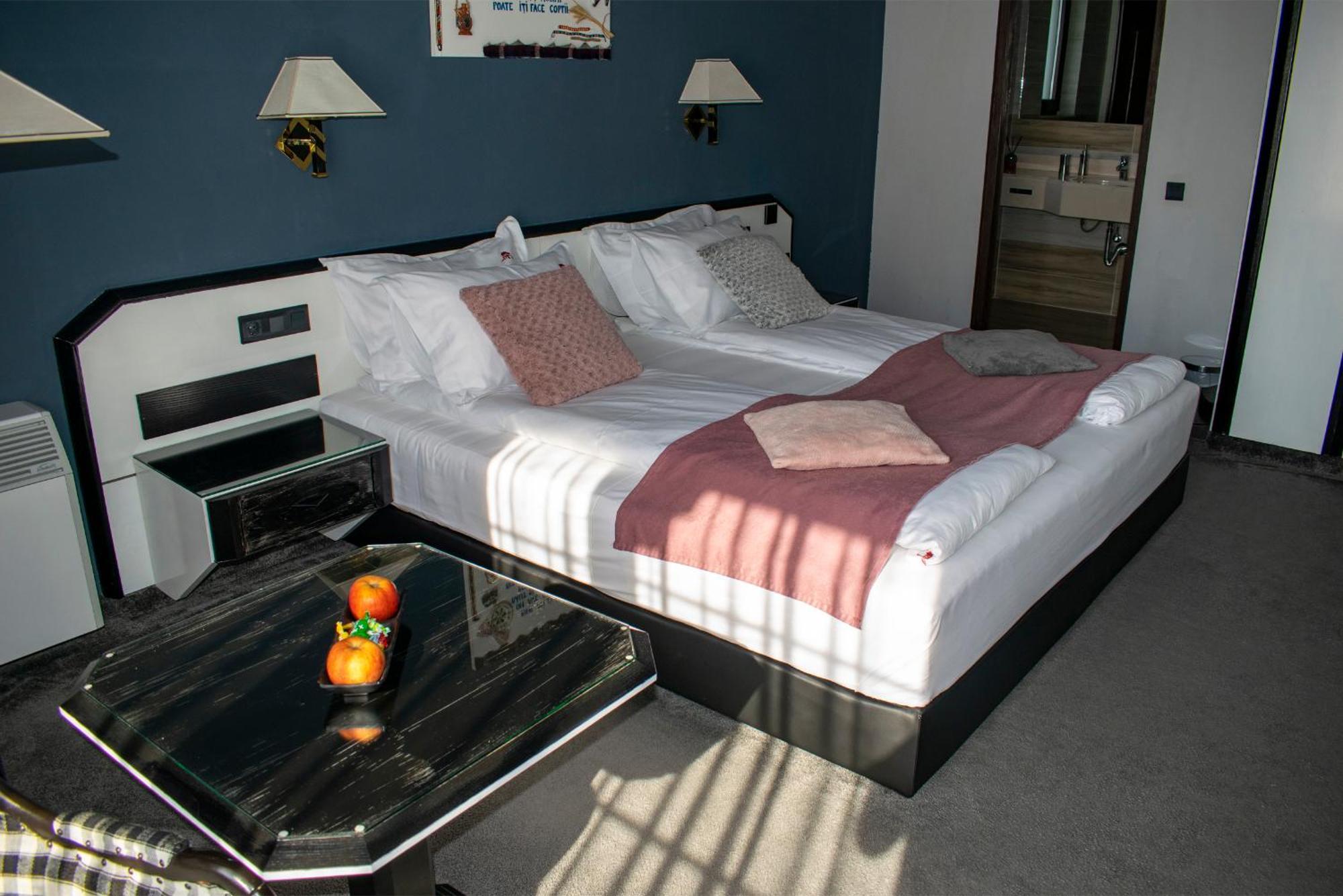 La Conacul Vesel Hotel Săpînţa Eksteriør billede
