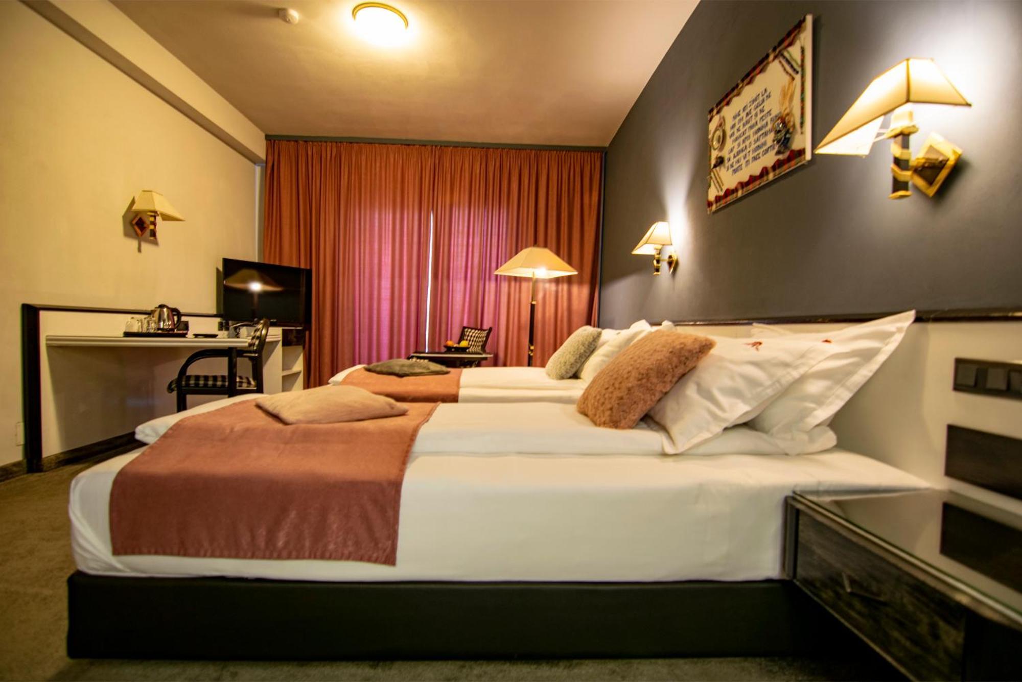 La Conacul Vesel Hotel Săpînţa Eksteriør billede