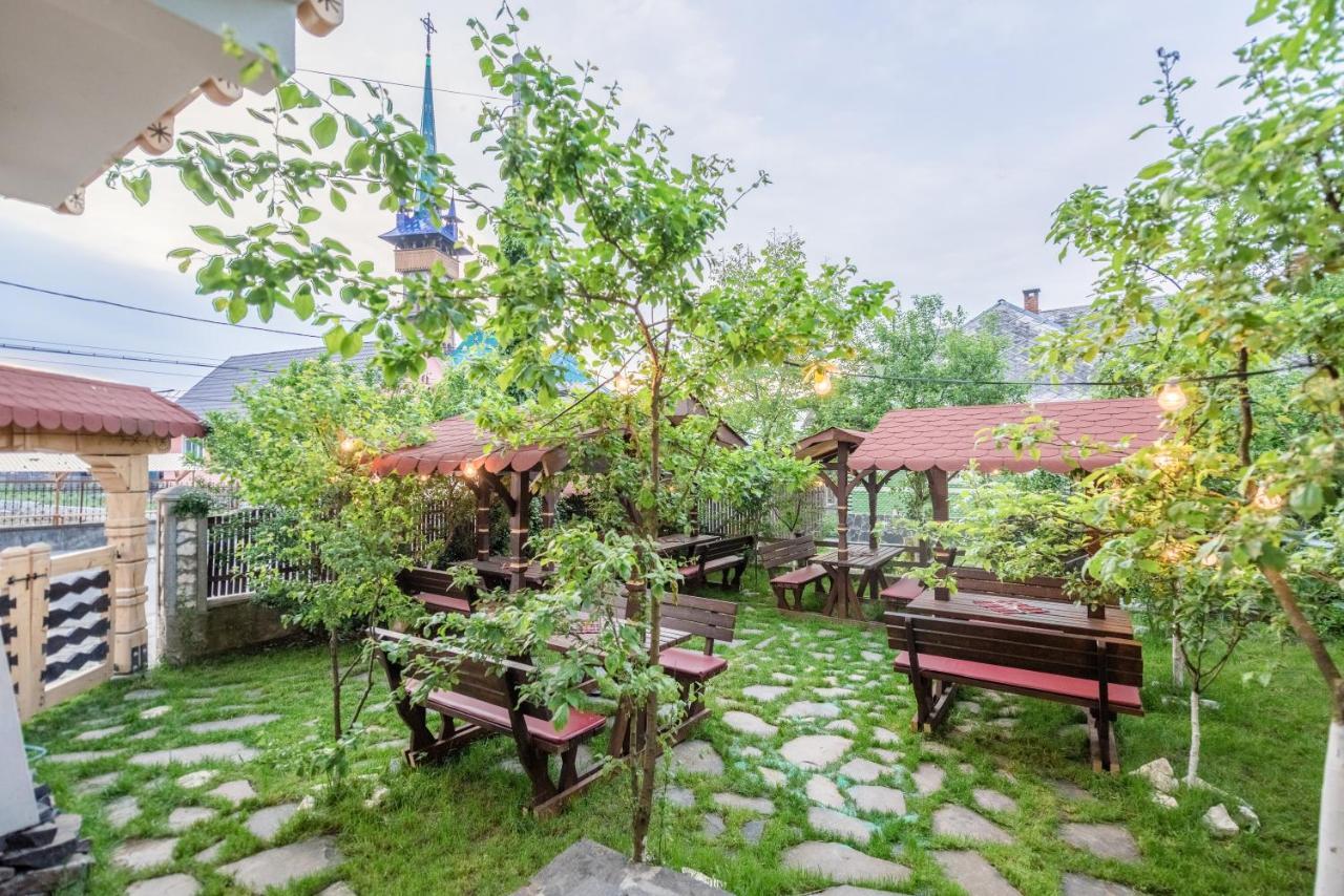 La Conacul Vesel Hotel Săpînţa Eksteriør billede
