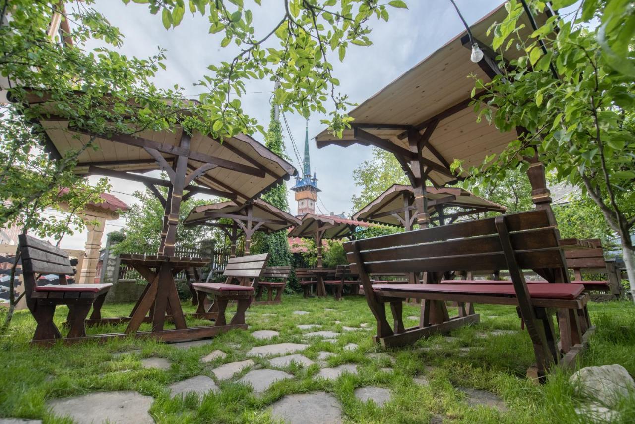 La Conacul Vesel Hotel Săpînţa Eksteriør billede