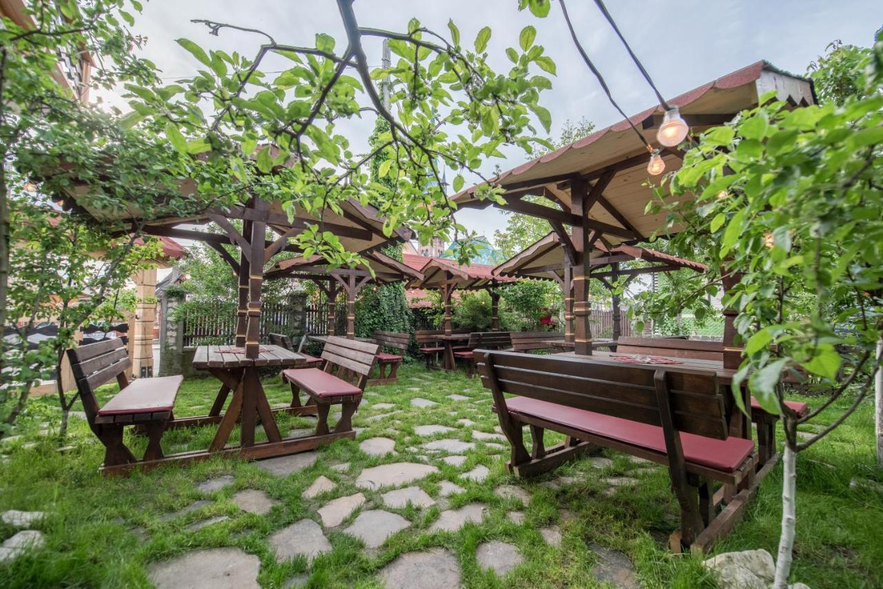 La Conacul Vesel Hotel Săpînţa Eksteriør billede