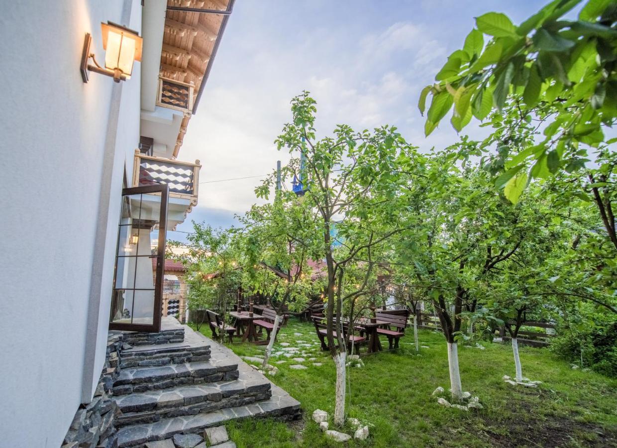 La Conacul Vesel Hotel Săpînţa Eksteriør billede