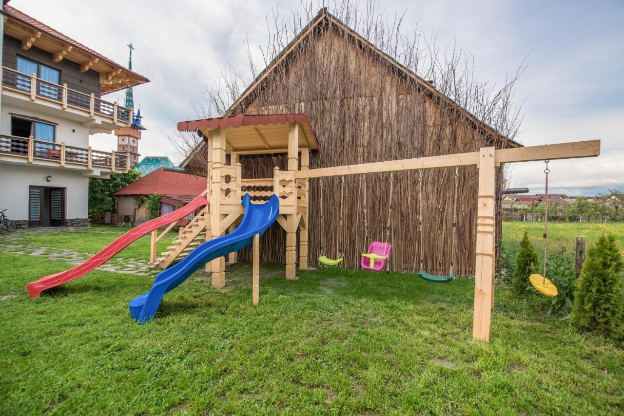 La Conacul Vesel Hotel Săpînţa Eksteriør billede